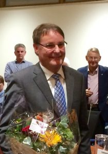 Peter Luijendijk krijgt felicitaties na de beëdiging