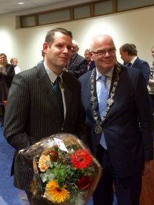 Wiljo Reinders wordt gefeliciteerd met zijn benoeming als raadslid door Jan van Belzen