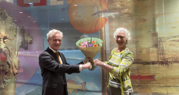 Johan Lengkeek neemt de felicitaties in ontvangst van de voorzitter Marianne van Wilgenburg-Beernink.